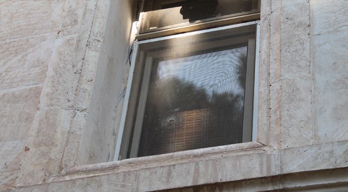 Mermi ve şarapnel parçaları kaymakamlığa isabet etti Mermi ve şarapnel parçaları kaymakamlığa isabet etti