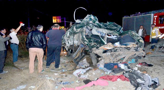 Katliam gibi kaza, 4 ölü çok sayıda yaralı var
