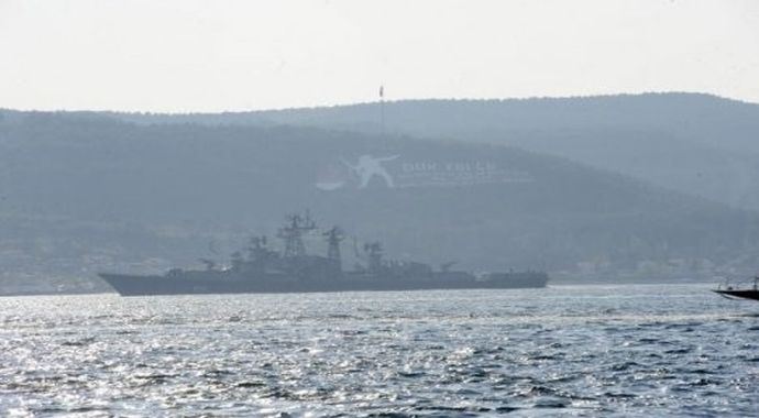 Rus savaş gemisi Çanakkale Boğazı'ndan geçti