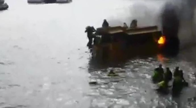 Londra'da alev alan tekneden böyle kaçtılar-VİDEO