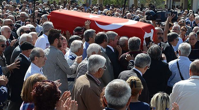 Yazar Turgut Özakman defnedildi