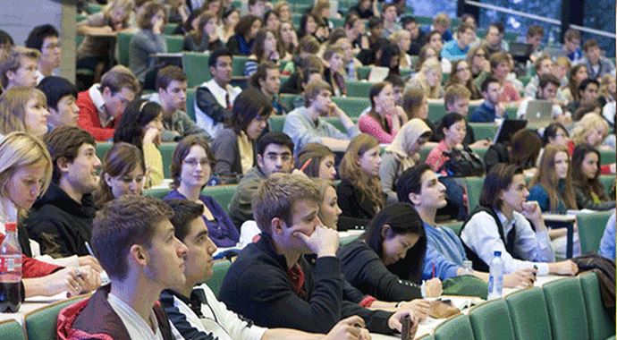 Hollanda'da anadil eğitimi davası başladı