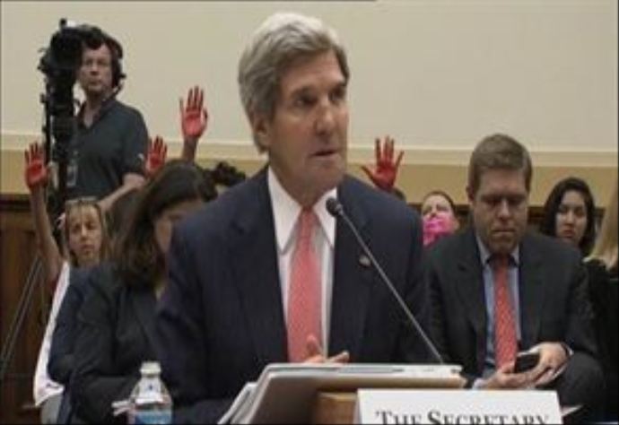ABD Dışişleri Bakanı John Kerry&#039;e &#039;kanlı el&#039; protestosu