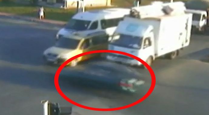 Antalya'da ilginç kazalar MOBESE'ye takıldı Antalya'da ilginç kazalar MOBESE'ye takıldı