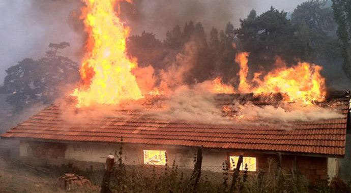 Kütahya'daki yangında 2 ev kül oldu Kütahya'daki yangında 2 ev kül oldu