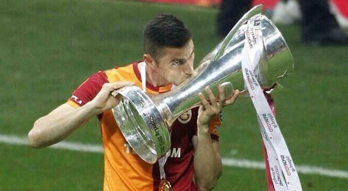 Burak Yılmaz&#039;dan transfer iddialarına fotoğraflı cevap
