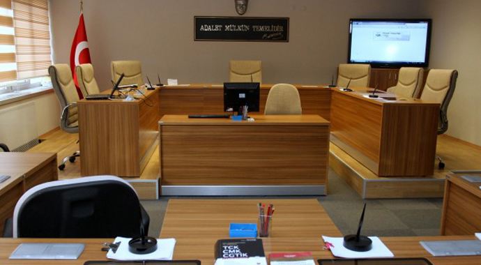 Başörtüsü kararına uymayan 2 hakime soruşturma Başörtüsü kararına uymayan 2 hakime soruşturma
