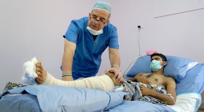 Gönüllü doktorlar, Suriyeliler için Lübnan&#039;da hastane açtılar