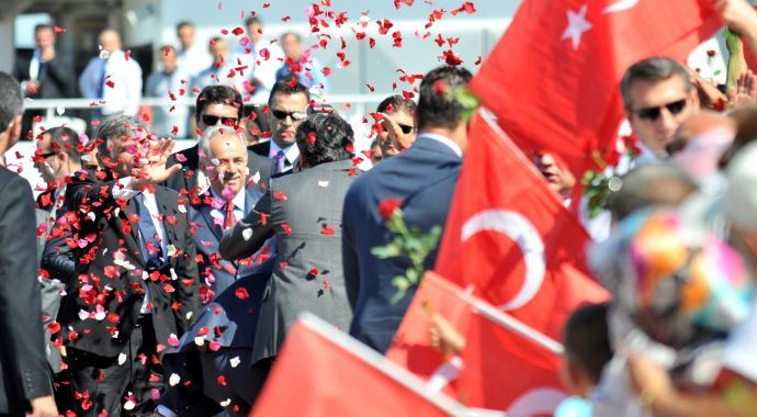 Cumhurbaşkanı Gül, güllerle karşılandı
