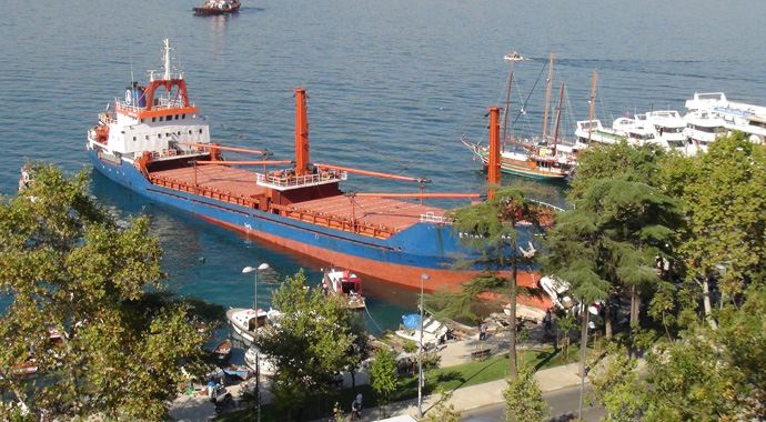 Yük gemisi Beykoz'da karaya oturdu Yük gemisi Beykoz'da karaya oturdu