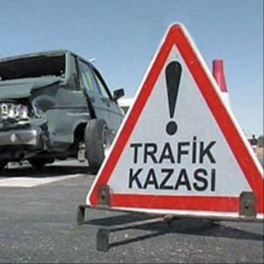 Diyarbakır'da karşı şeride geçen araç tarlaya savruldu, 1 ölü Diyarbakır'da karşı şeride geçen araç tarlaya savruldu, 1 ölü