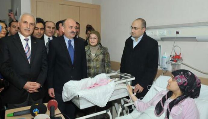 Sağlık Bakanı'ndan yeni yılın ilk bebeğine altın Sağlık Bakanı'ndan yeni yılın ilk bebeğine altın
