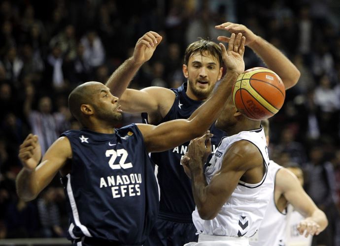 Anadolu Efes ile Barcelona 19. randevuda