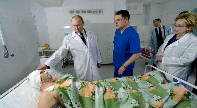 Putin yaralıları ziyaret etti Putin yaralıları ziyaret etti