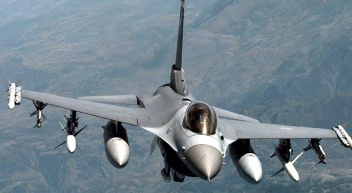 Suriye&#039;den Lübnan sınırına hava saldırısı