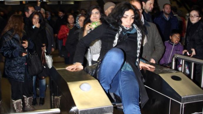 Taksim Metrosu'nda eylem: 5 gözaltı Taksim Metrosu'nda eylem: 5 gözaltı