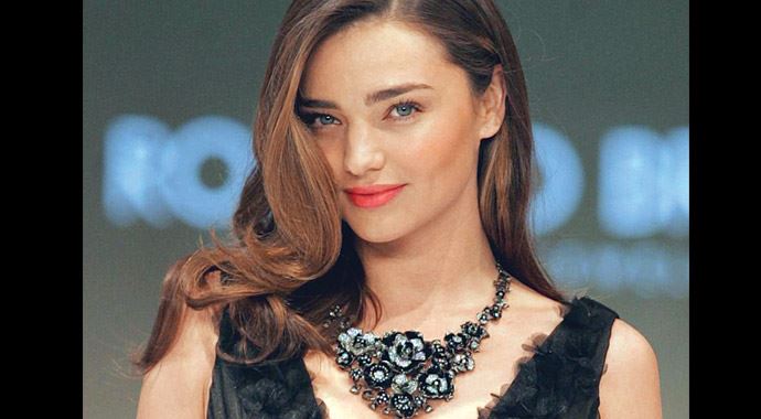 Miranda Kerr podyumdan 6 milyon liralık kolye ile geçti Miranda Kerr podyumdan 6 milyon liralık kolye ile geçti