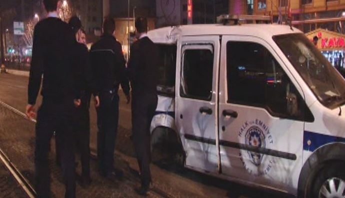Polis aracı ile taksi çarpıştı, 2 yaralı Polis aracı ile taksi çarpıştı, 2 yaralı