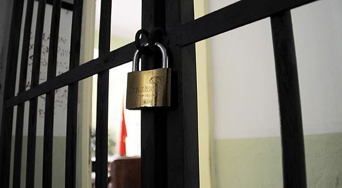 Samandağ Cezaevi'nde gardiyanı öldüren 6 hükümlü firar etti Samandağ Cezaevi'nde gardiyanı öldüren 6 hükümlü firar etti