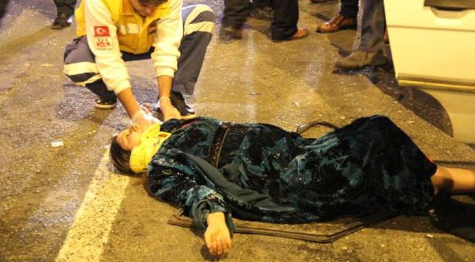 Kamyonet otomobili biçti: 1 ölü, 4 yaralı Kamyonet otomobili biçti: 1 ölü, 4 yaralı