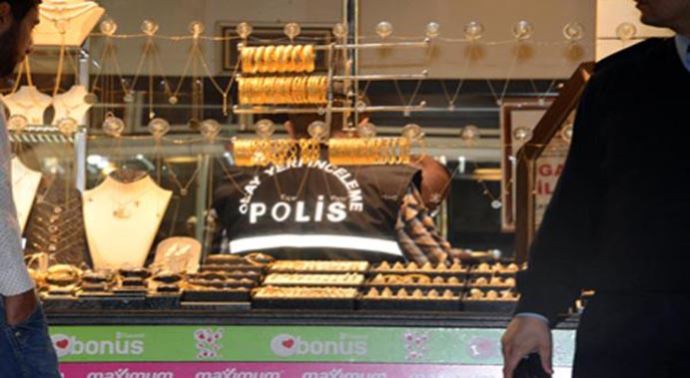 Polis kuyumcu soyguncularını güvenlik kamerası kaydı ile yakaladı Polis kuyumcu soyguncularını güvenlik kamerası kaydı ile yakaladı