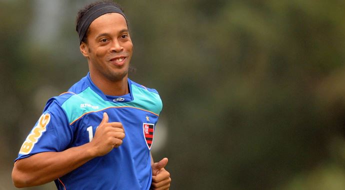 Ronaldinho imza atmaya hazır