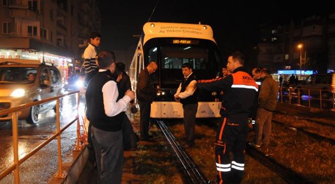 Antalya&#039;da tramvayın çarptığı adam hayatını kaybetti