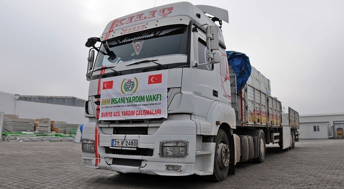 3 yardım tırı Reyhanlı'da 3 yardım tırı Reyhanlı'da