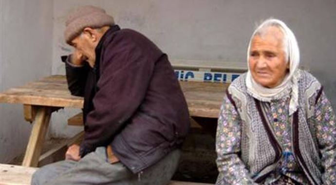 Evi yanan yaşlı çift: 'Bu yardımlar yeter, artık göndermeyin' Evi yanan yaşlı çift: 'Bu yardımlar yeter, artık göndermeyin'