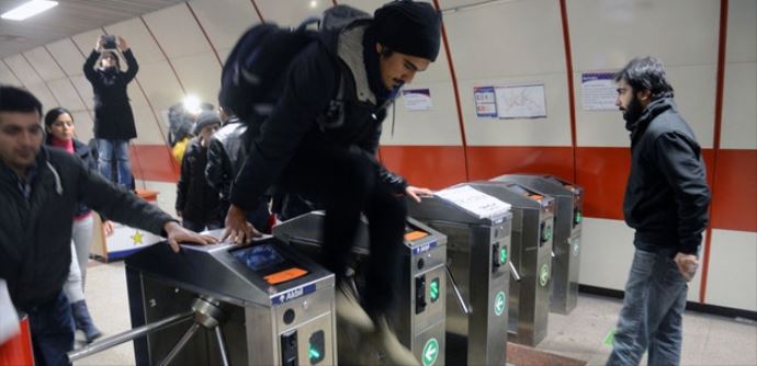 Maçtan çıkan taraftar, Marmaray'da olay çıkardı-VİDEO