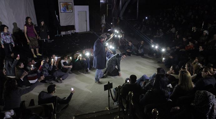 Cep telefonu ışığında tiyatro Cep telefonu ışığında tiyatro