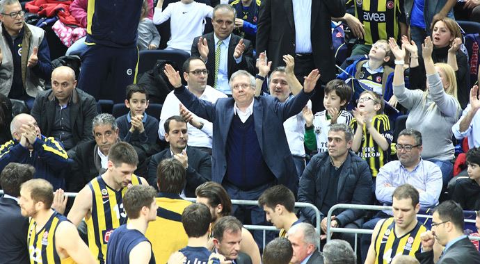 Aziz Yıldırım maça gitti, taraftar çıldırdı