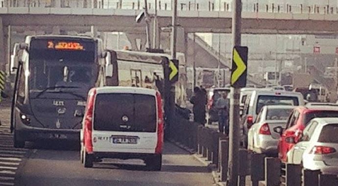 Metrobüs kaza yaptı