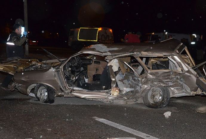 Karaman'da trafik kazası: 3 ölü, 4 yaralı Karaman'da trafik kazası: 3 ölü, 4 yaralı