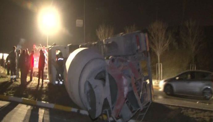 Virajı alamayan beton mikseri devrildi Virajı alamayan beton mikseri devrildi