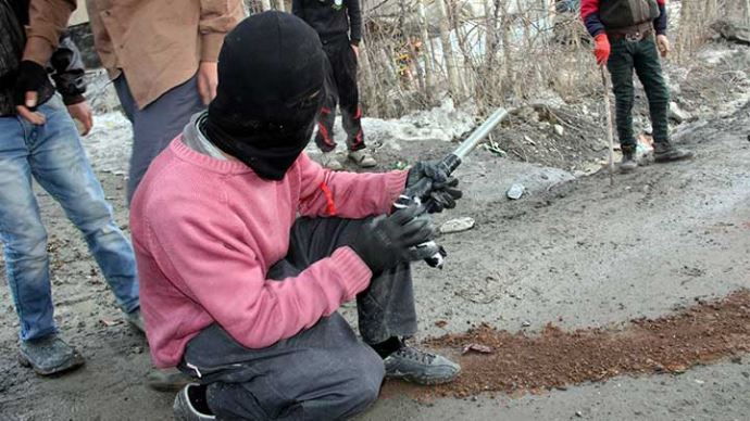 Bu adam biraz sonra polise saldıracak! Bu adam biraz sonra polise saldıracak!