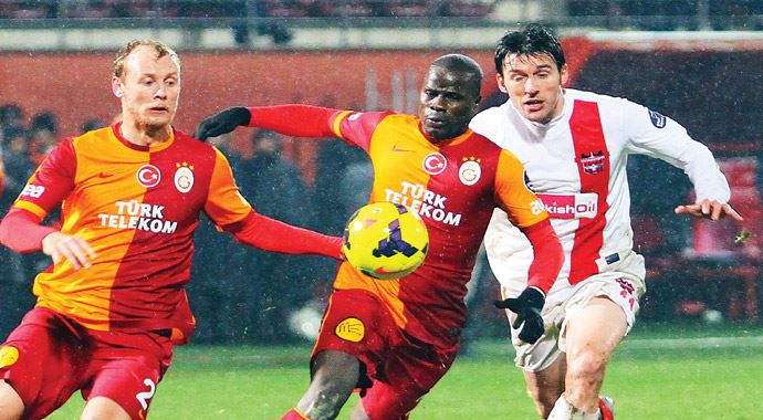 Eboue ne Sergen Yalçın'ı taktı ne de Tugay Kerimoğlu'nu Eboue ne Sergen Yalçın'ı taktı ne de Tugay Kerimoğlu'nu