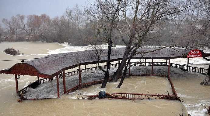 Manavgat ırmağı taştı, işyerlerini su bastı