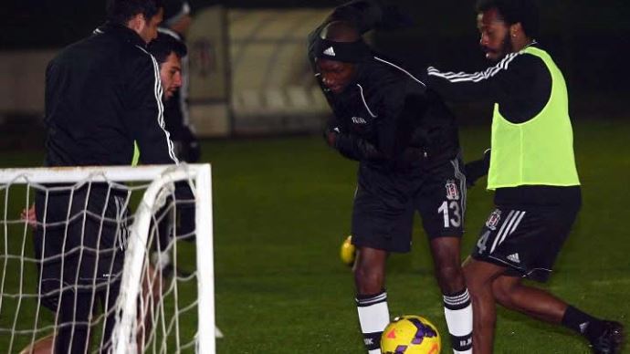 17 yaşındaki Musa Beşiktaş'ta ilk idmanına çıktı 17 yaşındaki Musa Beşiktaş'ta ilk idmanına çıktı