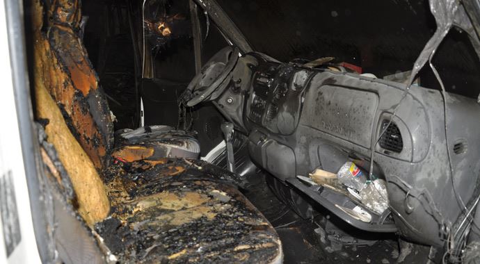 AK Partili başkanın aracına molotoflu saldırı AK Partili başkanın aracına molotoflu saldırı