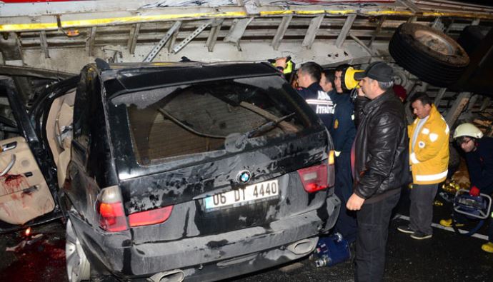 Lüks araç ile TIR çarpıştı: 3 ölü, 1 yaralı Lüks araç ile TIR çarpıştı: 3 ölü, 1 yaralı