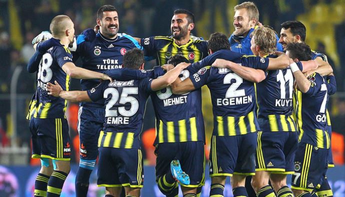 Stoperler attı, Fenerbahçe farkı 10'a çıkardı Stoperler attı, Fenerbahçe farkı 10'a çıkardı