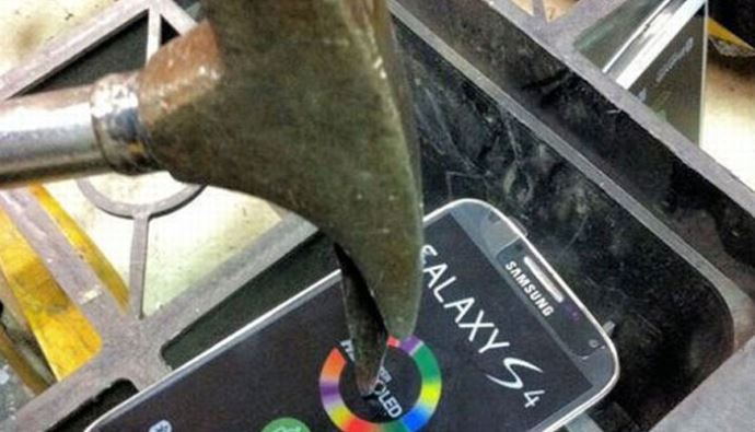 Sahte Galaxy S4'ler imha edildi Sahte Galaxy S4'ler imha edildi