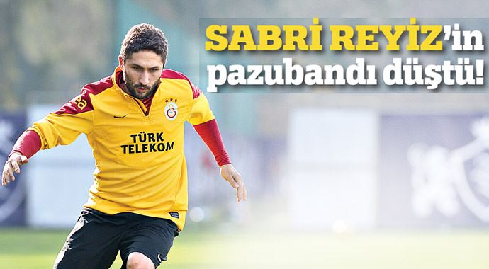 Sabri Reyiz'in pazubandı düştü! Sabri Reyiz'in pazubandı düştü!