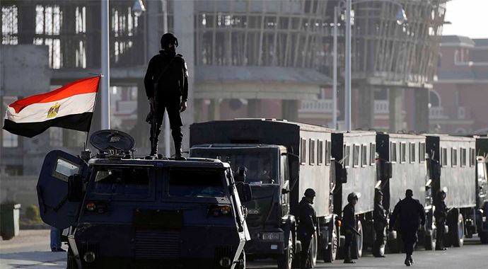 Mursi mahkeme heyetine sırtını döndü Mursi mahkeme heyetine sırtını döndü