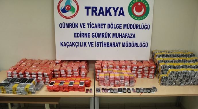 3 bin kaçak cep telefonu X-Ray'e takıldı 3 bin kaçak cep telefonu X-Ray'e takıldı
