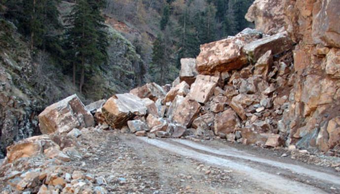 Marmaris'te heyelan yolu kapattı