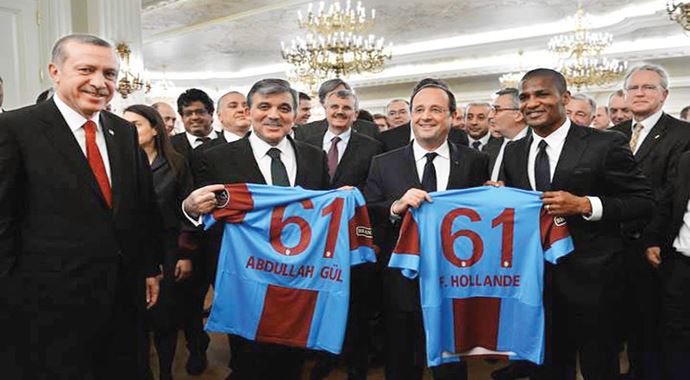 Malouda'dan Gül ve Hollande'a Trabzonspor forması Malouda'dan Gül ve Hollande'a Trabzonspor forması
