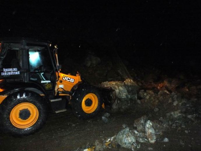 Muğla&#039;da heyelan karayolunu kapattı