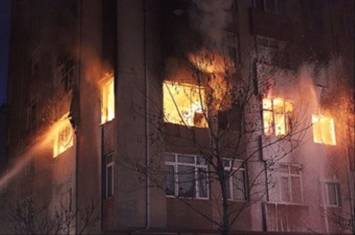 Ümraniye'de 16 katlı binada yangın çıktı Ümraniye'de 16 katlı binada yangın çıktı